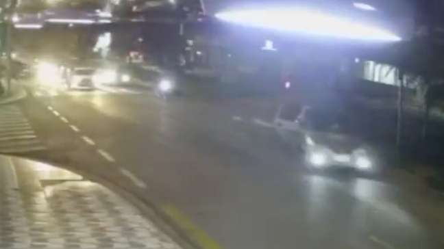 Bebê é arremessado após porta abrir de carro em movimento em SP