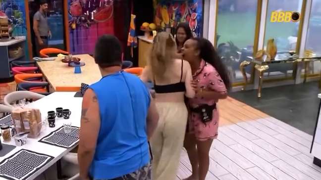 Sol Vega ‘agarra’ Ana Paula Renault durante café da manhã no BBB 26; veja momento