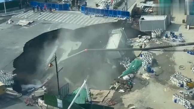 Cratera se abre em rua de Xangai e 'engole' contêineres