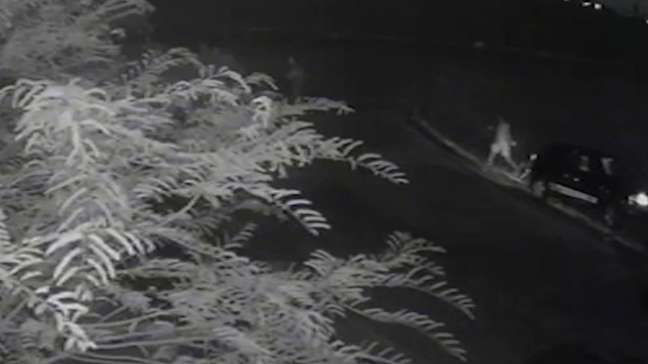 Mulher pula de carro em movimento para escapar de agressões e é salva por policiais no Ceará