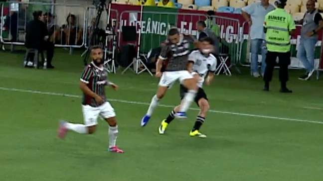 Ouça o áudio do VAR da expulsão de Canobbio, do Fluminense, contra o Botafogo: ‘Golpeia o jogador’