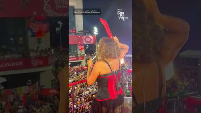 Daniela Mercury inicia circuito cantando no meio do público em Salvador #shorts