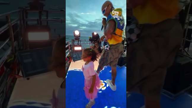 Filha de Léo Santana encanta foliões ao coreografar música do pai no trio #shorts