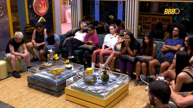 Após expulsão de Edilson Capetinha, Tadeu Schmidt alerta participantes do BBB26: ‘Confronto físico não é opção’