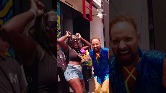 Pocah opina sobre hit do Carnaval 2026 durante bloco em SP #shorts