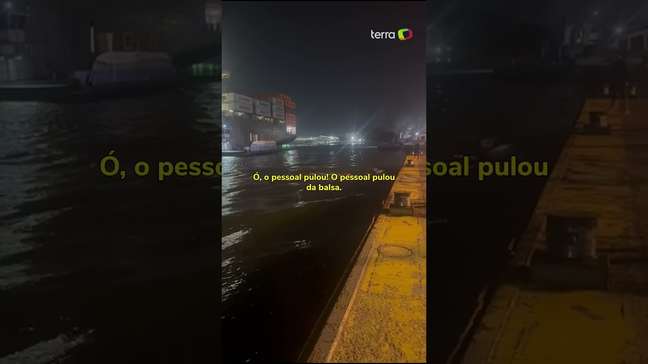 'Vai bater': vídeo mostra colisão entre navio e balsas no Porto de Santos #shorts