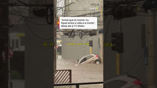 Mulher abandona carro e se agarra em poste para não ser levada pela água em Guarulhos #shorts