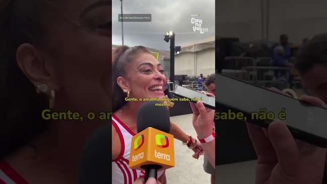 Juliana Paes despista sobre futuro como rainha da Viradouro: 'O amanhã ninguém sabe' #shorts
