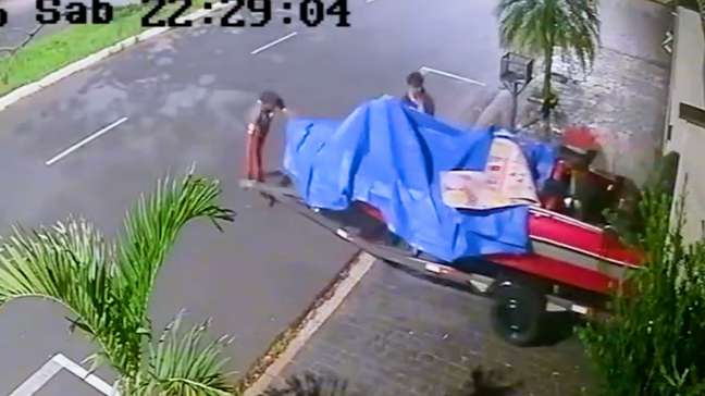 Morador de Uberlândia (MG) tem lancha furtada após esquecer portão da garagem aberto