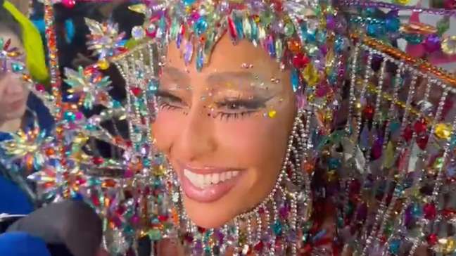 ‘Vamos colorir essa Sapucaí’, diz Sabrina Sato antes de desfile da Vila Isabel