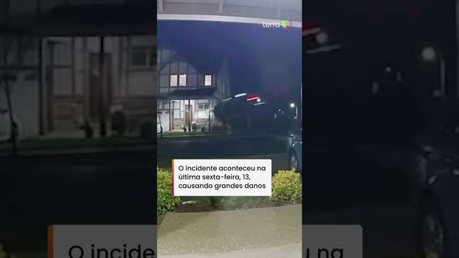 Carro 'voa' e colide contra lateral de casa nos EUA #shorts