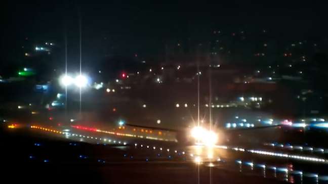 Avião pousa segundos antes de outra aeronave decolar na mesma pista em Guarulhos