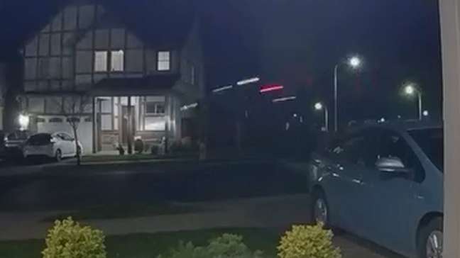 Carro ‘voa’ e colide contra lateral de casa nos EUA