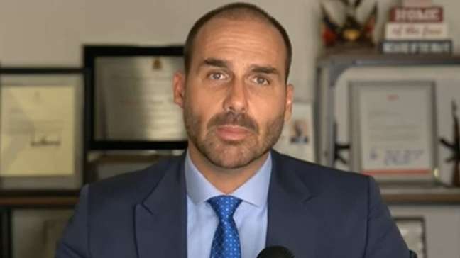 STF formaliza ação penal que torna Eduardo Bolsonaro réu por obstrução na trama golpista