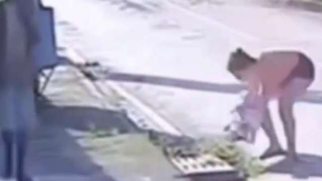 Veja momento em que mãe abandona recém-nascida em bueiro em MG