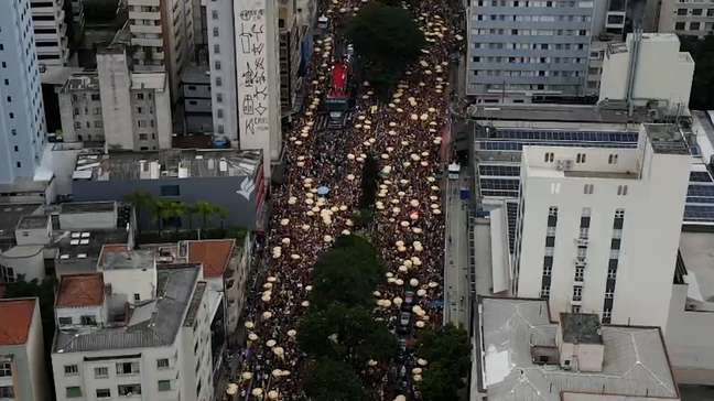 Vídeo mostra multidão em bloco de Daniela Mercury no pós-carnaval de SP