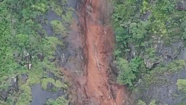 Imagens aéreas mostram enorme deslizamento de terra que atingiu imóveis em Juiz de Fora (MG)