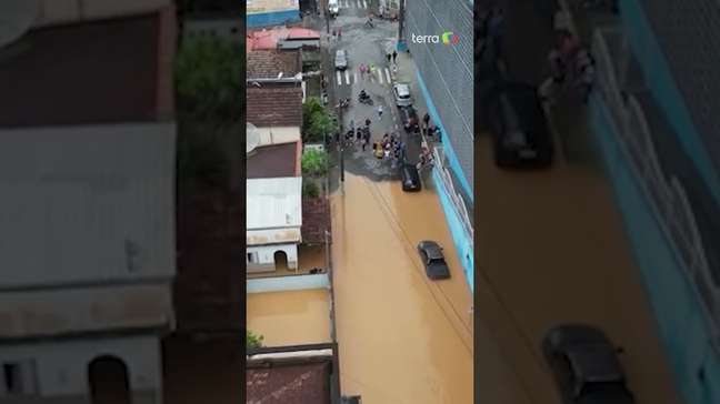 Vídeos aéreos mostram cidade ao lado de Juiz de Fora completamente coberta pela água #Shorts