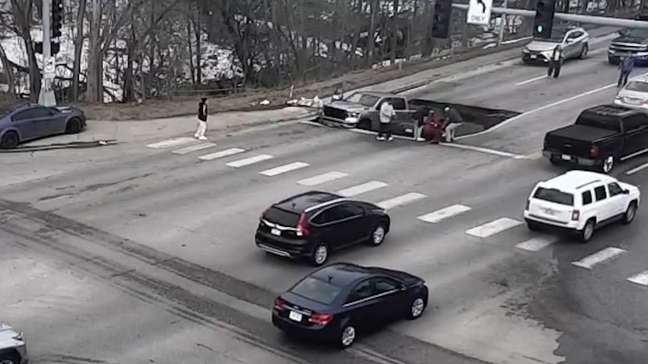 Cratera gigante se abre e ‘engole’ carros nos EUA; vídeo mostra o momento