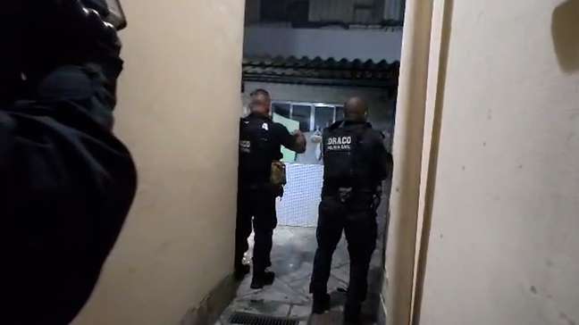 Polícia Civil prende 7 em operação contra grupo do Comando Vermelho que explodia caixas eletrônicos