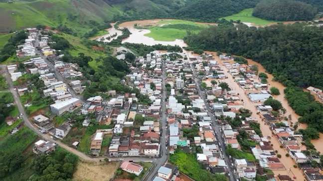 Vídeos aéreos mostram cidade ao lado de Juiz de Fora completamente coberta pela água