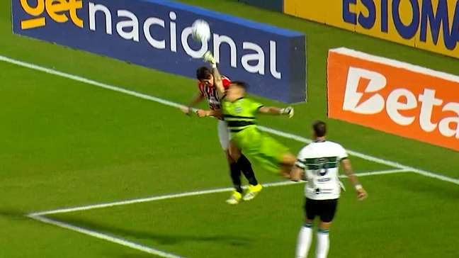 Foi pênalti? Ouça o áudio da decisão do VAR em Coritiba x São Paulo