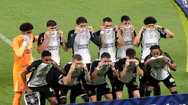 Com camisas na boca, jogadores do Corinthians fazem protesto antirracista em jogo contra o Cruzeiro