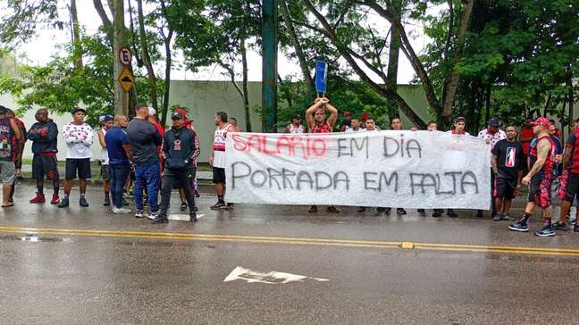 Torcida do Flamengo protesta em reapresentação dos jogadores no Ninho do Urubu: ‘Time sem vergonha’