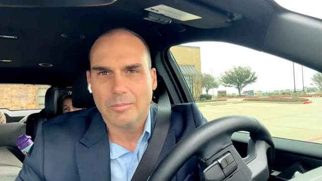 Eduardo discursa em ato na Paulista dos EUA e defende eleição de Flávio para anistia a Bolsonaro