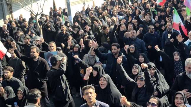 Iranianos saem às ruas após morte de líder supremo; governo decreta luto de 40 dias