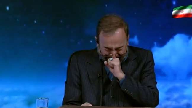 Apresentador de TV do Irã chora ao falar da morte de Ali Khamenei, líder supremo do país