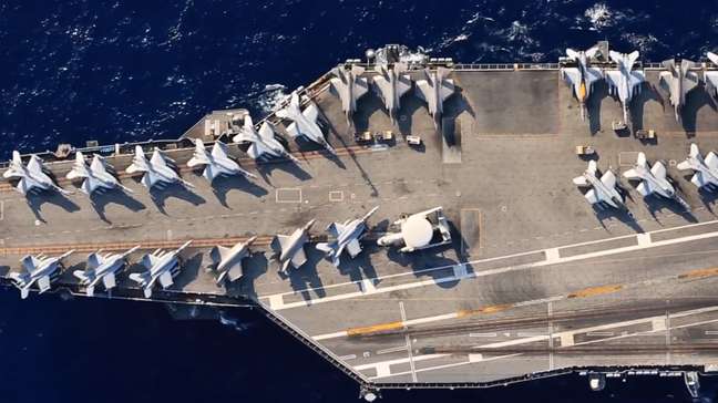 EUA confirmam ataque do Irã contra porta-aviões, mas negam danos: ‘Nem chegaram perto’