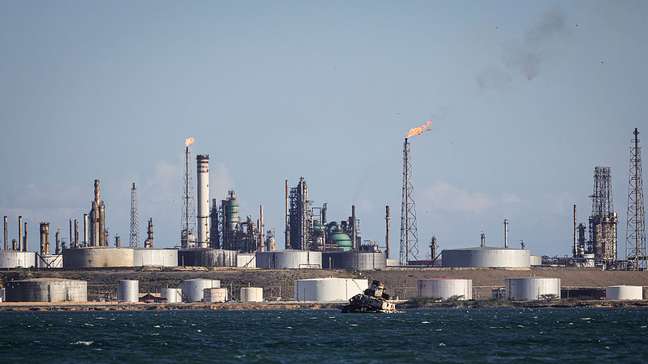 Guerra no Oriente Médio faz preço do petróleo disparar e coloca 'rota vital' da commodity em risco