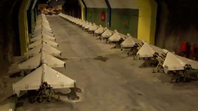 Irã divulga vídeo mostrando 'frota' de drones para guerra contra EUA e Israel