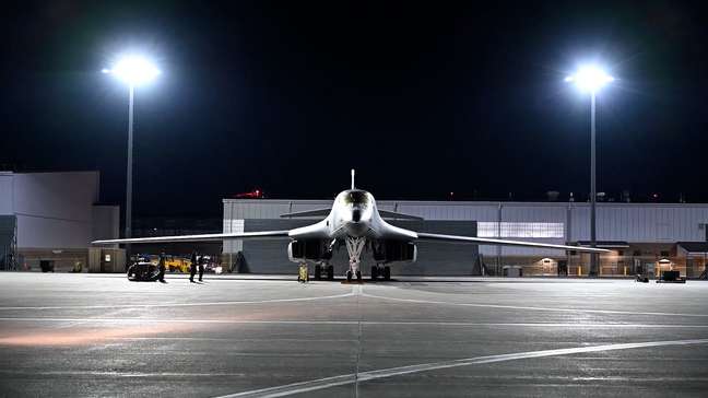EUA usam bombardeiro supersônico para atacar o Irã; veja como é a aeronave