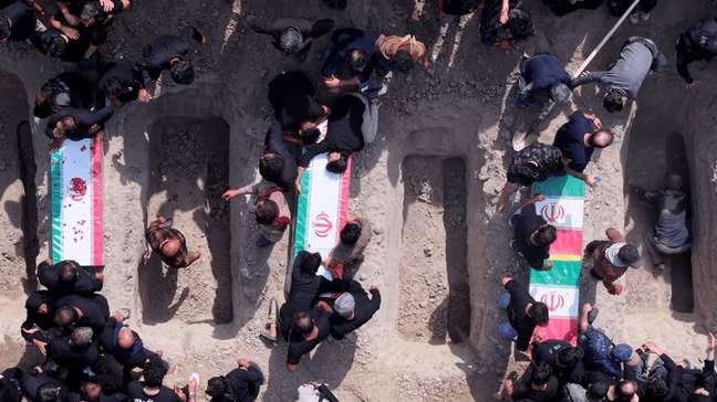 Mídia estatal do Irã mostra sepultamento das estudantes mortas em escola atingida em ataque