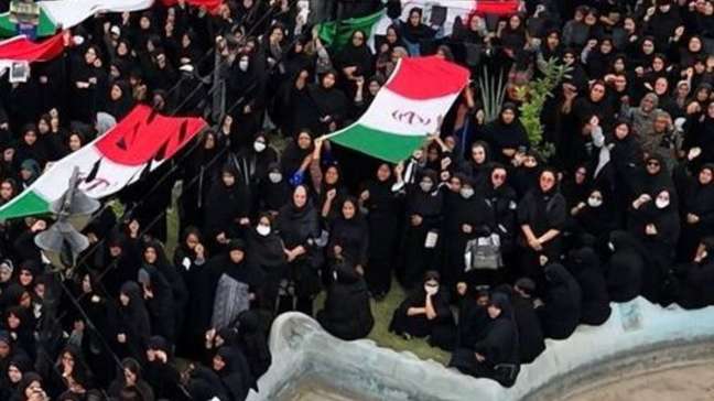 Guerra no Irã: Famílias carregaram caixões com fotos de crianças na cidade de Minab