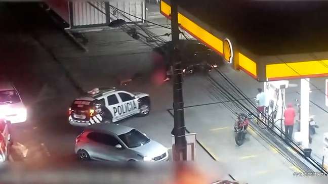 Adolescentes sequestradas pelo padrasto pulam de carro em movimento