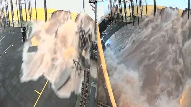 Veja momento em que enxurrada derruba parede e invade academia de crossfit em SP