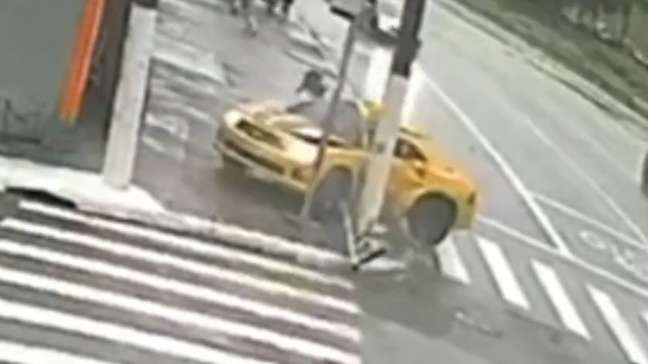 PM perde controle de Camaro e bate carro de luxo em poste na Zona Leste de SP