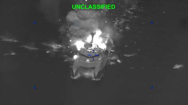 EUA divulgam vídeos de bombardeios a barcos do Irã próximo ao Estreito de Ormuz