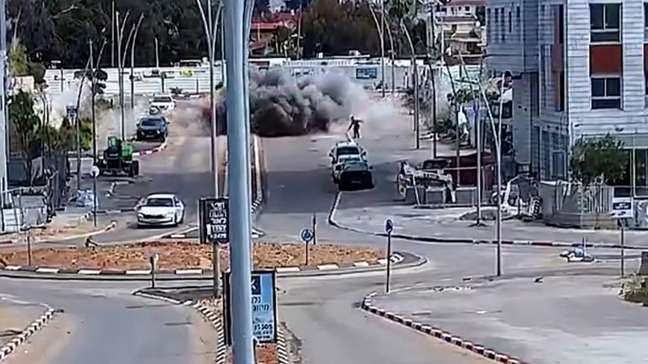 Homem escapa por pouco de míssil enquanto caminhava em rua de Israel; veja vídeo