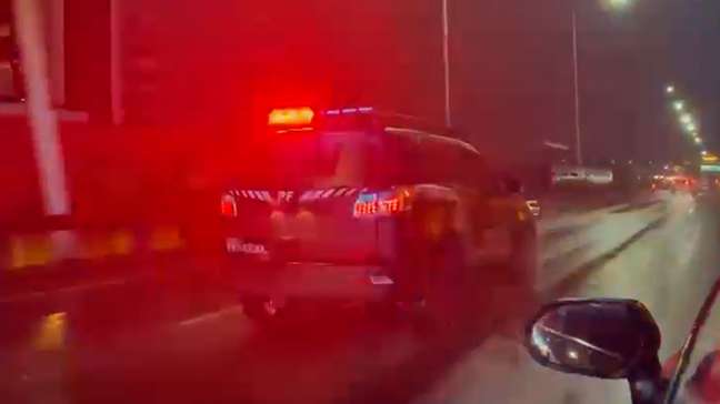 PF faz operação contra PMs suspeitos de ligação com facções e milícias no RJ