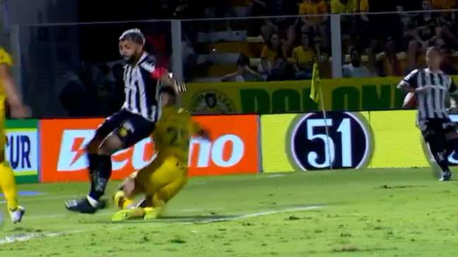 ‘A bola não tinha chego ainda’: veja a análise do VAR em pênalti para o Santos contra o Mirassol