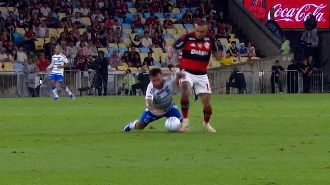 VAR divulga análise de expulsão anulada em Flamengo x Cruzeiro no Brasileirão
