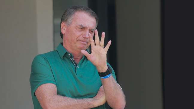 Bolsonaro é levado a hospital após apresentar calafrios e vômitos, diz Flávio