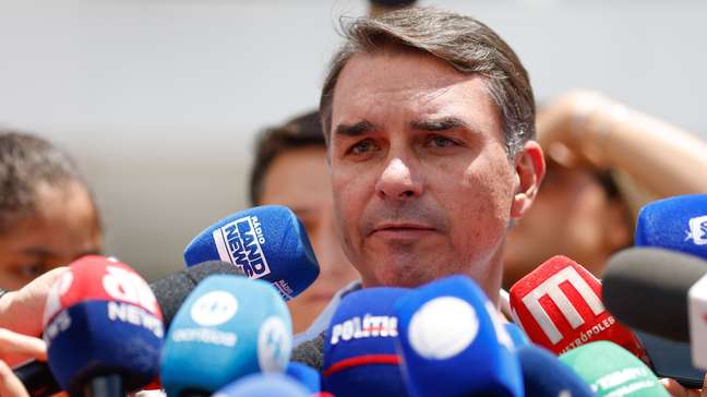 'Estão brincando com a vida do meu pai', diz Flávio ao atualizar estado de saúde de Bolsonaro