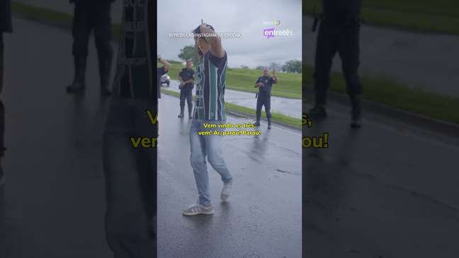 Ator da Globo toma enquadro real ao gravar cena de assalto: 'Mão na cabeça' #shorts