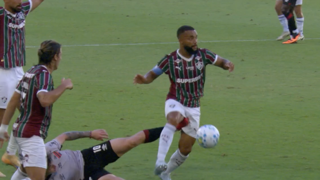Veja a análise do VAR para expulsão de Zapelli em Fluminense x Athletico-PR no Maracanã