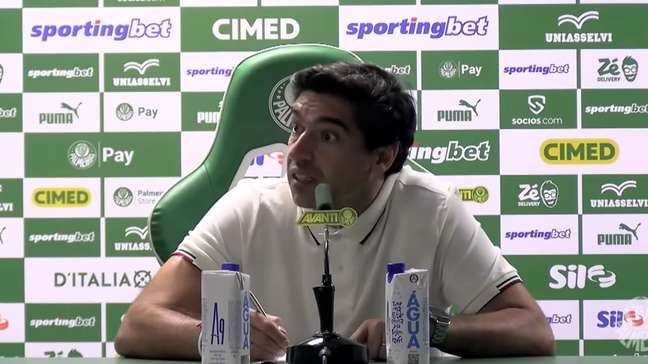 Abel Ferreira reclama do calendário e diz que grama brasileira é ‘lenta’ se comparada à europeia